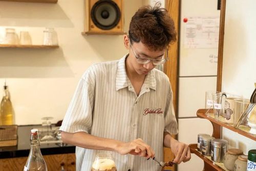 Một ca làm thêm không vì áp lực tài chính: Theo chân sinh viên Báo chí đi 'mua' trải nghiệm