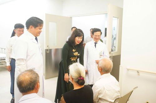 Gần 1.500 người thăm khám tại Bệnh viện Bạch Mai cơ sở Ninh Bình trong ngày khai trương