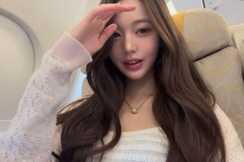 Jang Won Young gây chú ý với diện mạo tự nhiên trên máy bay sau ồn ào