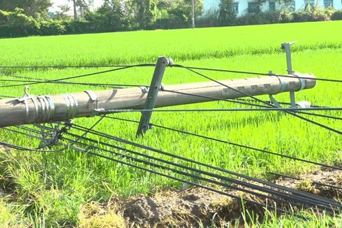Thăng Điền có 8.260 khách hàng mất điện do gió lốc ngã đổ 17 trụ điện trung thế