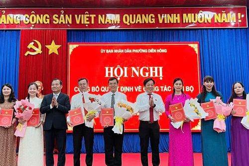Phường Diên Hồng công bố và trao quyết định bổ nhiệm cán bộ