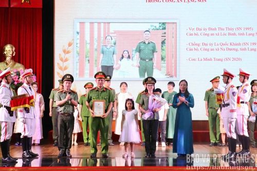 Đối thoại với cán bộ trẻ, phụ nữ và biểu dương gia đình công an trẻ tiêu biểu