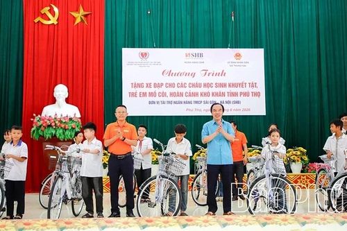Trao tặng xe đạp cho học sinh có hoàn cảnh khó khăn tại xã Thung Nai