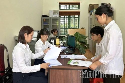 Các trường THPT thu hồ sơ học sinh đủ điểm trúng tuyển vào lớp 10 năm học 2026 - 2027