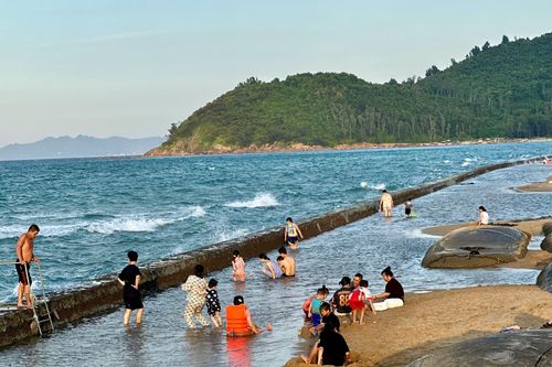 Kè biển hút khách ngày hè