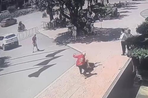 Công an Hà Nội làm việc với shipper hành hung khách