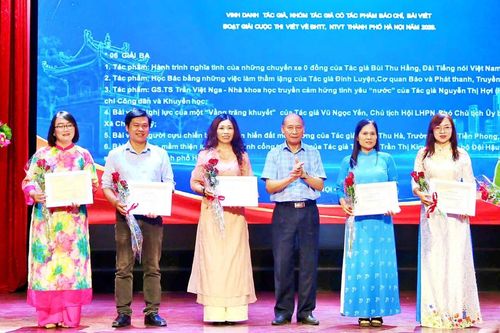 Phóng viên Tạp chí Công dân và Khuyến học đoạt giải Ba cuộc thi viết về điển hình tiên tiến của Hà Nội