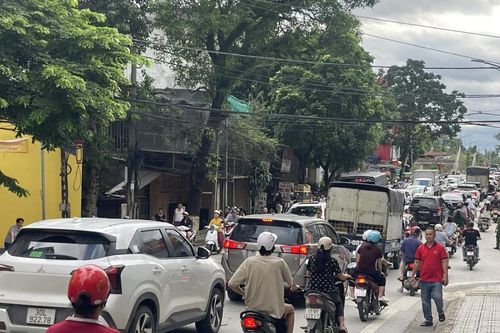 Cầu sông Hiến bị ùn tắc giao thông do người dân di chuyển tài sản tránh lũ