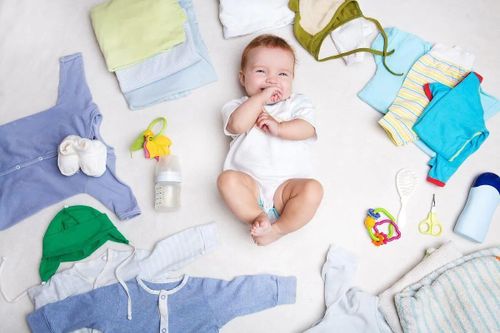 Mua quần áo sơ sinh mới, cha mẹ nhớ làm ngay điều này để tránh gây hại cho bé