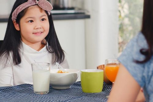 Cho trẻ nhỏ uống chung trà, cà phê: Thói quen nuông chiều tai hại