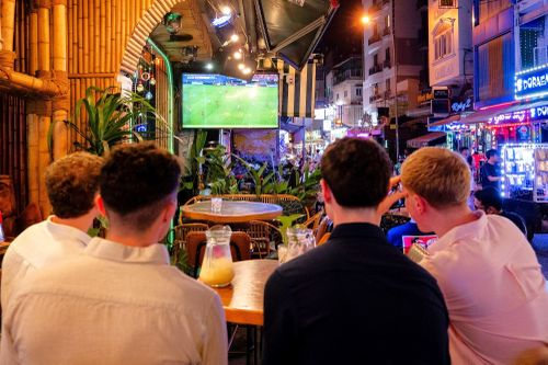 Mùa quán ăn, cà phê 'hốt bạc' nhờ World Cup