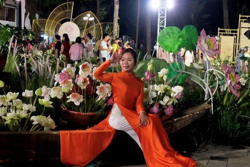 Sắc sen lan tỏa trong không gian văn hóa Hồ Tây