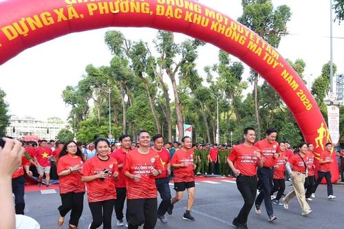 [Ảnh] Hàng nghìn người dân tham gia chạy bộ hưởng ứng 'Chung một quyết tâm xây dựng xã, phường, đặc khu không ma túy'