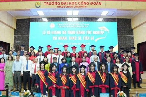 Trường ĐH Công đoàn trao bằng tốt nghiệp cho hơn 1.800 tân khoa