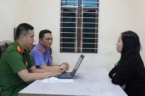 Khởi tố 3 đối tượng ném chất bẩn vào cửa hàng quần áo để 'dằn mặt'