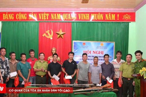 Vận động người dân giao nộp vũ khí, chung tay bảo vệ động vật hoang dã
