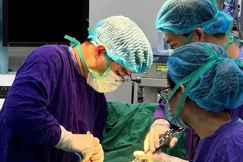 Đau lưng âm ỉ, người phụ nữ dần bị liệt chân