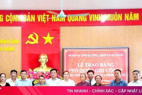 Trao Bằng 'Tổ quốc ghi công' cho thân nhân 16 liệt sĩ