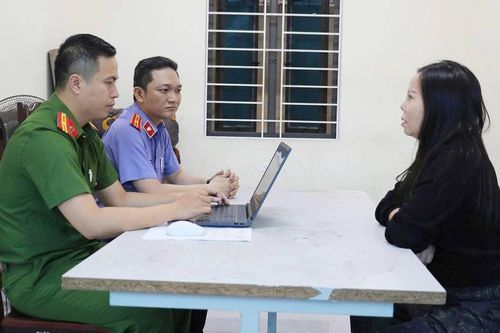 Khởi tố 3 đối tượng ném chất bẩn vào cửa hàng quần áo để 'dằn mặt'