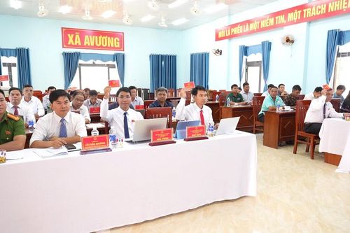 HĐND xã Avương thông qua nghị quyết thành lập 12 thôn mới
