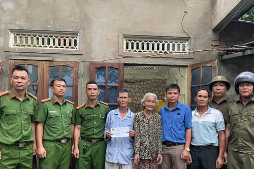 Xã Phú Thuận kịp thời hỗ trợ 2 hộ dân bị tốc mái nhà do giông lốc