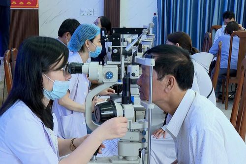 Hơn 500 người tại phường Hòa Khánh được khám, điều trị mắt miễn phí