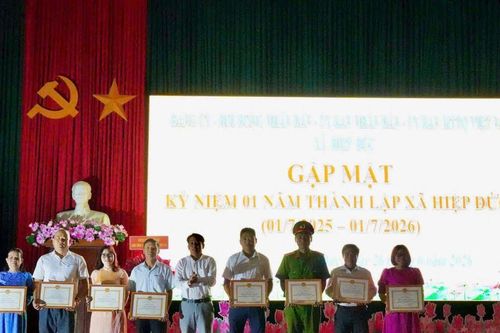 Xã Hiệp Đức khen thưởng 20 tập thể và cá nhân đợt thi đua cao điểm kỷ niệm một năm thành lập xã