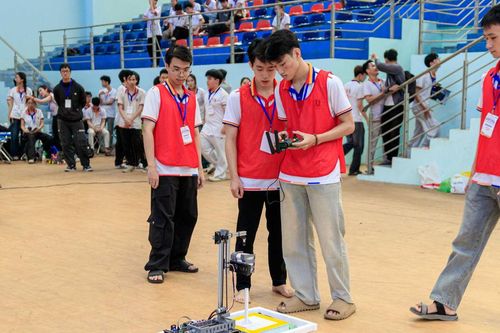 16 đội sôi nổi tranh tài tại chung kết RoboCar 2026