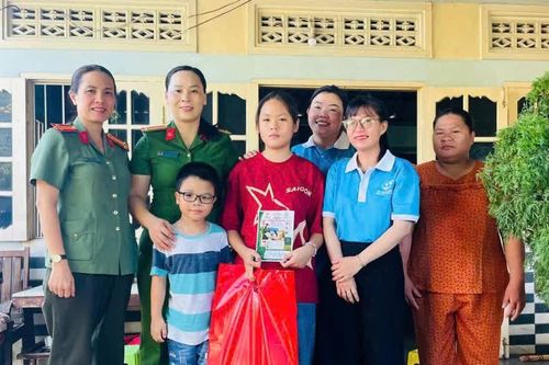 Tặng sổ gạo và quà cho trẻ em mồ côi có hoàn cảnh khó khăn ở phường Đông Hải