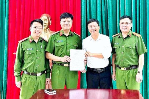 Công an Tả Phìn giúp dân nhận lại gần 500 triệu đồng chuyển nhầm tài khoản
