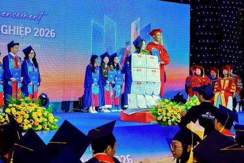 Trường Đại học Hùng Vương Thành phố Hồ Chí Minh trao bằng cho 28 tân thạc sĩ và 218 tân cử nhân