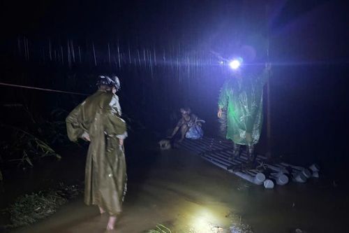 Hòa An trắng đêm hỗ trợ người dân di dời khỏi khu vực lũ