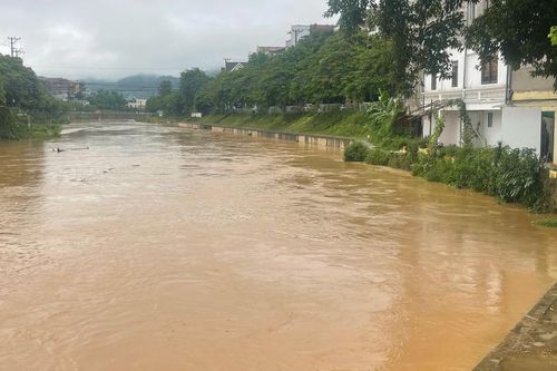 Nước lũ sông Bằng, sông Hiến rút - người dân tập trung khắc phục hậu quả