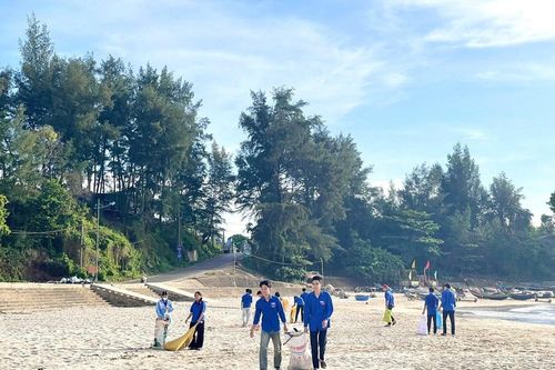 Giữ màu xanh cho những bãi biển du lịch