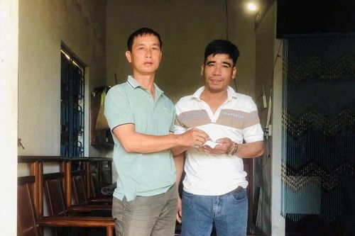 Đánh rơi 7 chỉ vàng, người đàn ông vỡ òa khi nhận lại tài sản từ đôi vợ chồng tốt bụng