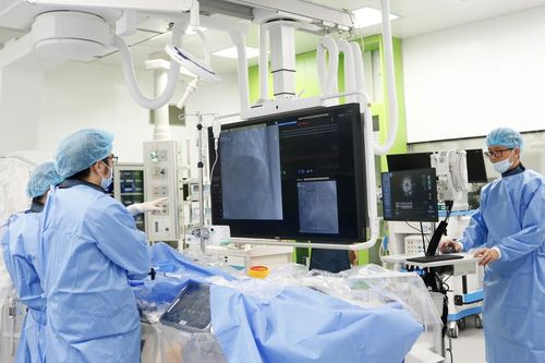 Bệnh viện Bạch Mai cơ sở Ninh Bình thực hiện thành công 5 ca can thiệp mạch vành phức tạp