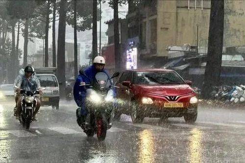 Bắc bộ bước vào đợt mưa lớn kéo dài, Nam bộ mưa tập trung chiều tối