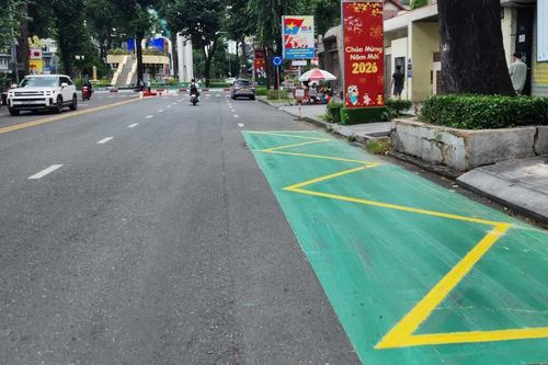 Trạm dừng xe buýt sơn phản quang màu xanh giúp tăng nhận diện