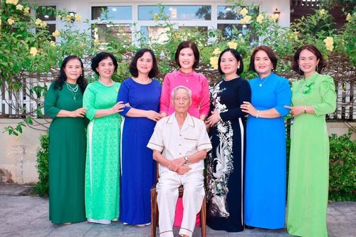 Gia đình Thanh Hóa có 7 con gái hiếu thảo, người là đại tá, người chủ khách sạn