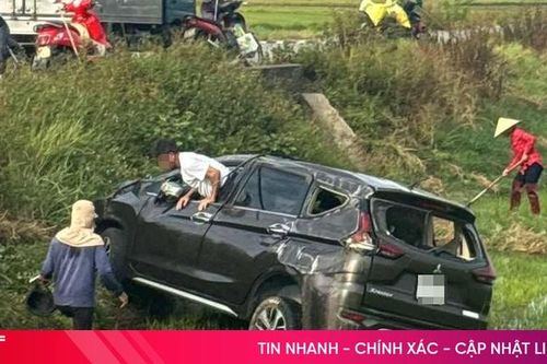 Ô tô 7 chỗ lao xuống ruộng sau va chạm xe mô tô phân khối lớn do người nước ngoài điều khiển