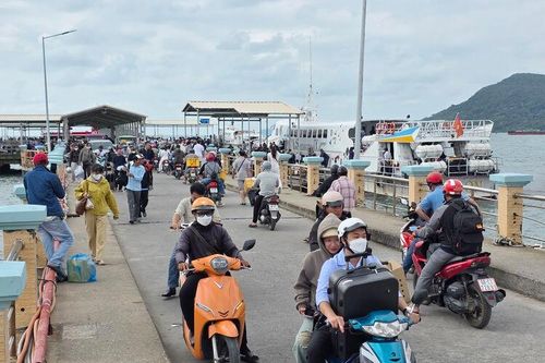 Người điều khiển mô tô, xe gắn máy, xe thô sơ kinh doanh vận chuyển hành khách, hàng hóa phải có biển hiệu, trang phục quy định