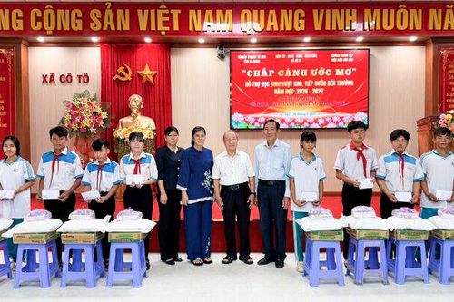 Trao tặng 200 phần quà cho học sinh mồ côi, khuyết tật có hoàn cảnh khó khăn xã Cô Tô