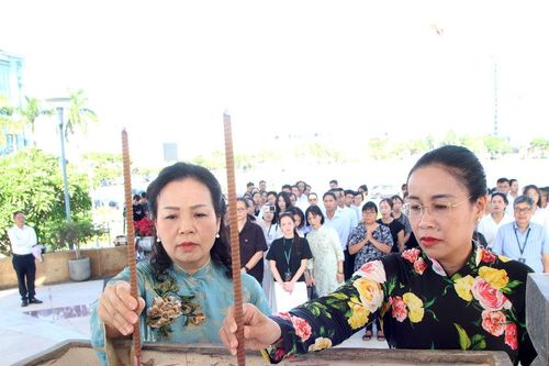 Đoàn đại biểu DANAFF IV - 2026 dâng hương tại Đài Tưởng niệm thành phố Đà Nẵng