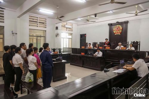 Giúp người nước ngoài ở lại Việt Nam trái phép, 11 bị cáo lãnh án