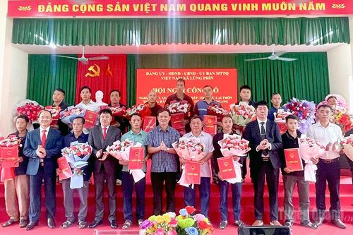 Xã Lũng Phìn công bố các quyết định sắp xếp, tổ chức lại thôn, kiện toàn tổ chức ở cơ sở