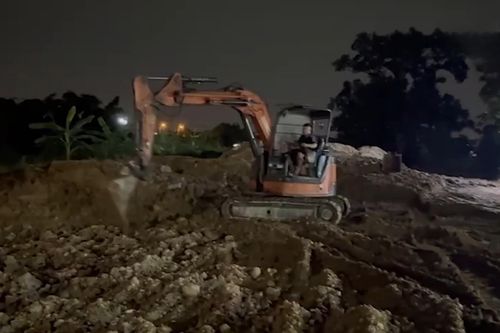 Xã Đông Anh: Ngăn chặn xe tải đổ trộm phế thải trong đêm