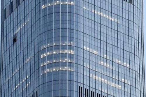 Điều tra tai nạn hi hữu khi máy bay hạng nhẹ đâm vào nhà chọc trời ở Trung Quốc