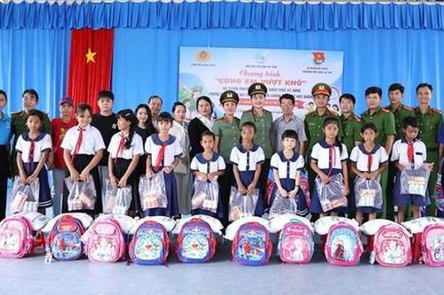 Công an An Giang trao 100 phần quà tặng học sinh vùng biên