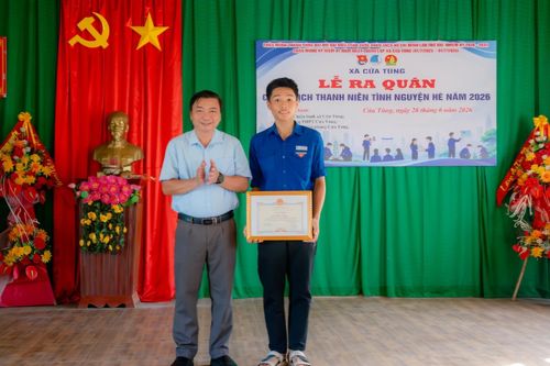 Khen thưởng nam sinh lớp 12 liều mình lao xuống biển cứu bé gái bị sóng cuốn