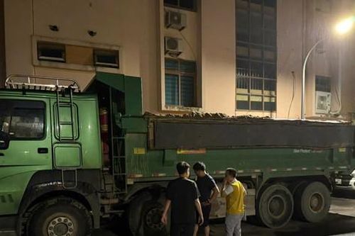 Xã Đông Anh: Kịp thời chặn đứng xe tải đổ trộm phế thải trong đêm